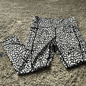 ‼️CLEARANCE‼️ Zyia Light n tight black and white LEOPARD 7/8 (12) EUC